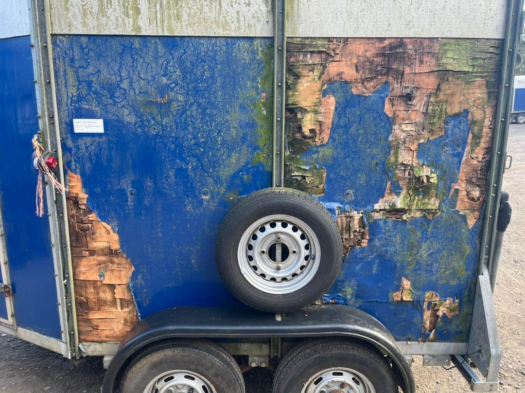 Here is the result of buying NON genuine Ifor Williams panels for your horse trailer. This trailer was re panelled by another company who used different panels and as you can see, here is the result #iforwilliams